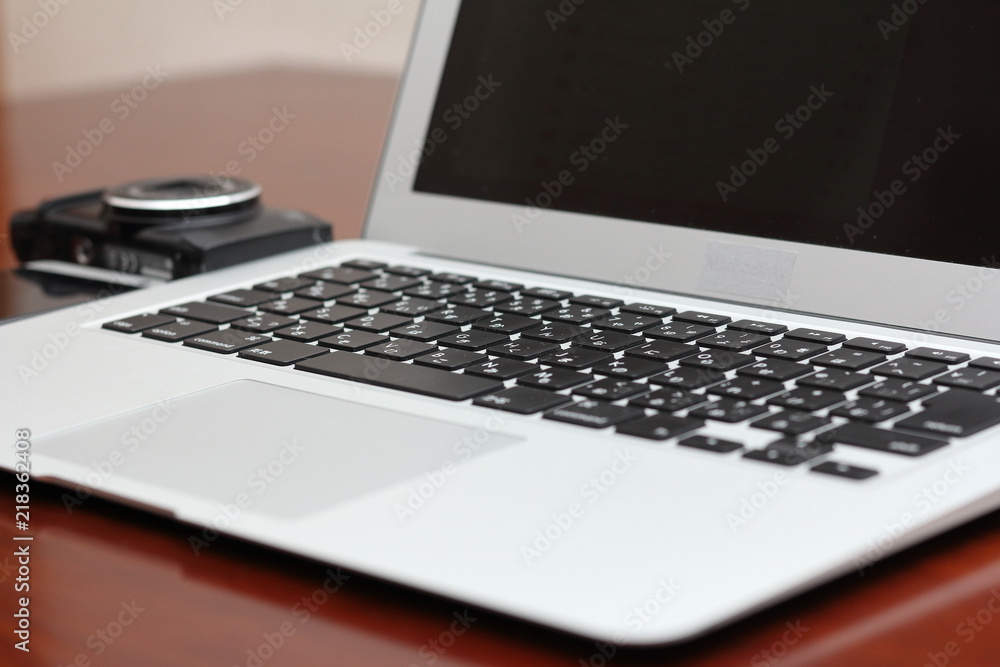 デジタルカメラとスマートホン　ノートパソコン　データ取り込みイメージ