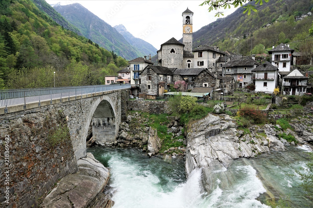 Die Ponte dei Salti (sinngemäss deutsch Brücke der Sprünge) ist eine Fussgängerbrücke über die Verzasca in Lavertezzo im Schweizer Kanton Tessin. 