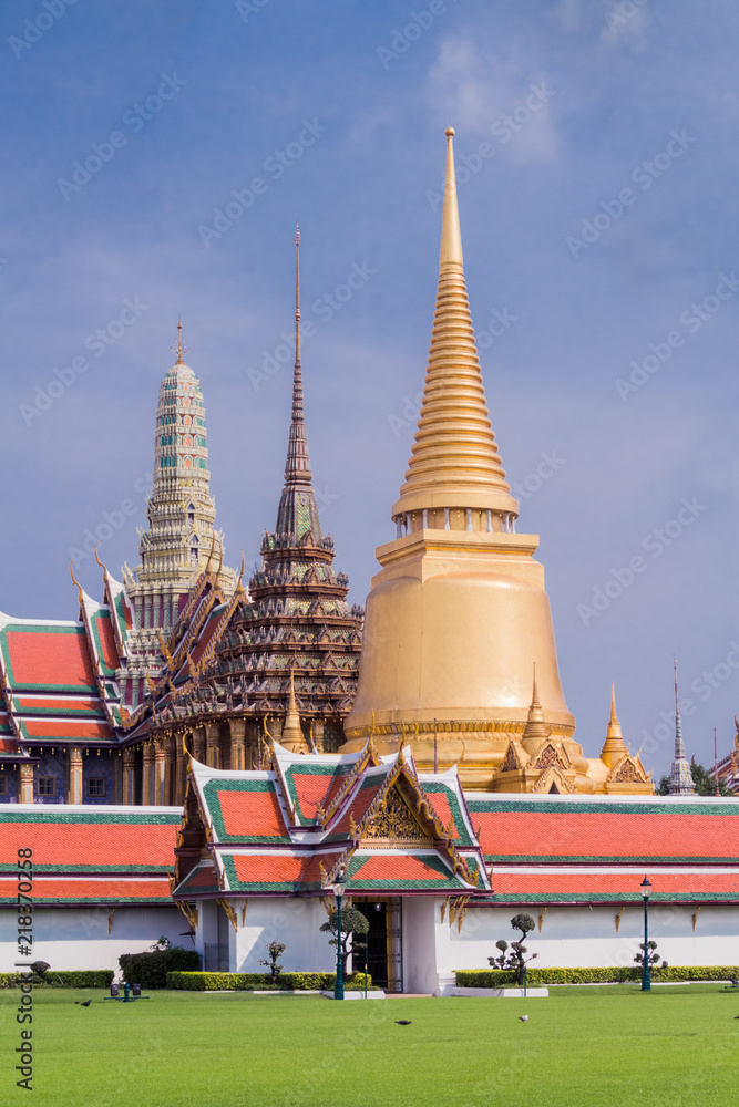 Fototapeta premium Wat Phra Kaew (Wat Phra Sri Rattana Satsadaram) located at Grand Palace in the historic center of Bangkok, Thailand
