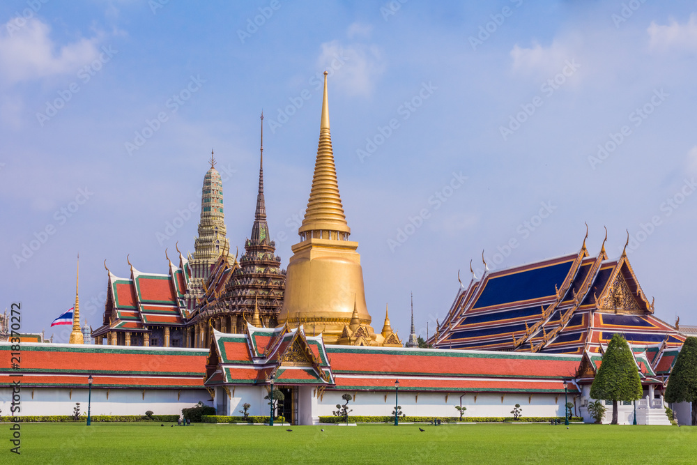 Φωτογραφία Wat Phra Kaew (Wat Phra Sri Rattana Satsadaram) located at Grand Palace in the h