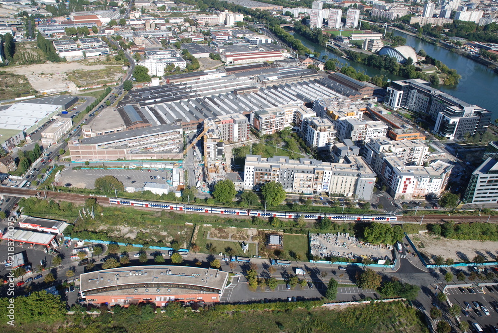 Vue aérienne d'une ville en pleine expansion