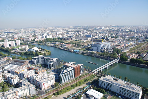 Vue aérienne d'une ville traversée par une rivière