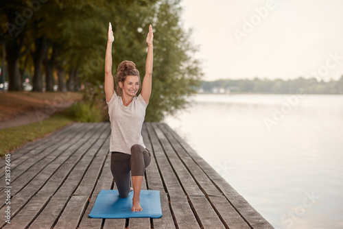 Schlanke junge Frau macht Yoga Übung © Lars Zahner
