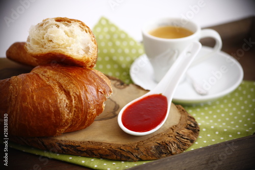 Süßes Frühstück mit Croissant, Kaffee und Marmelade 