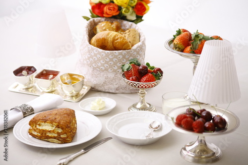 Edles Frühstücksbuffet mit Kaffee, Marmelade und feinem Gbäck