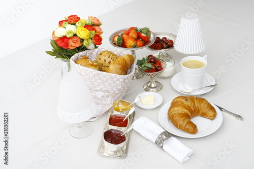 Edles Frühstücksbuffet mit Kaffee, Marmelade und feinem Gbäck
