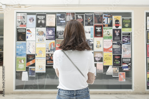 Papier peint University student is reading Announce