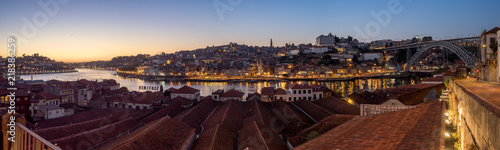 Panorámica nocturna del puerto de Oporto