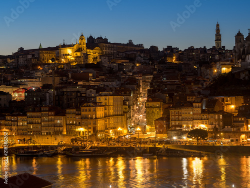 Panorámica nocturna del puerto de Oporto