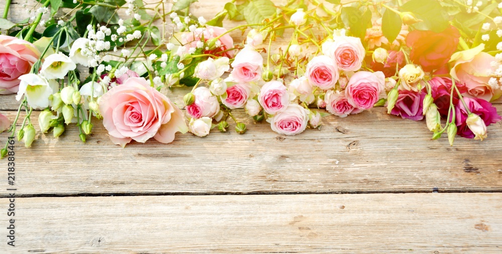 Nostalgische Rosen auf Holz - Rosenstrauß rosa Photos | Adobe Stock