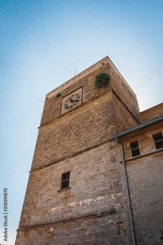 Tour carrée et horloge à Majorque