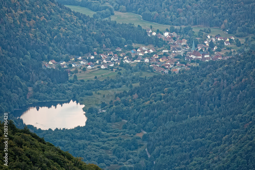 Village au bord d'un lac photo