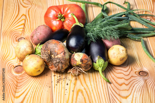 Fototapeta Naklejka Na Ścianę i Meble -  Set of different fresh raw colorful vegetables near the wooden tray, light background