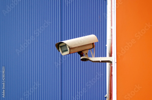 Obraz na płótnie Camera surveillance on the wall of the building w salonie