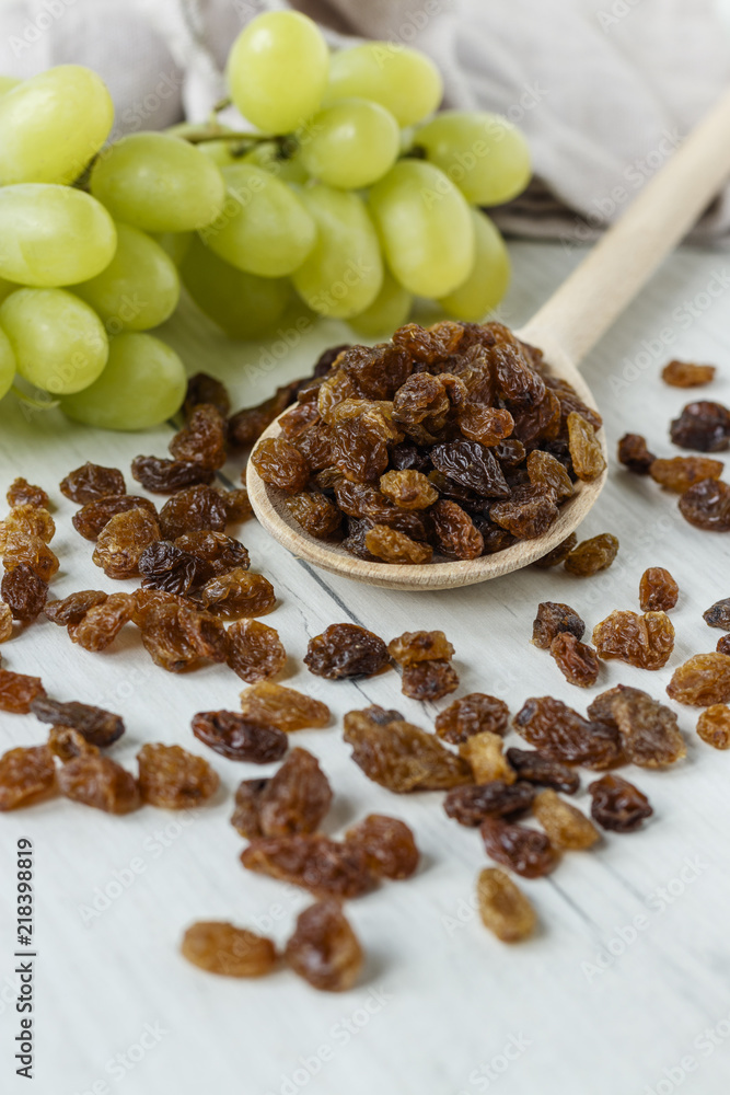 Fototapeta premium a bunch of grapes and raisins on a white background