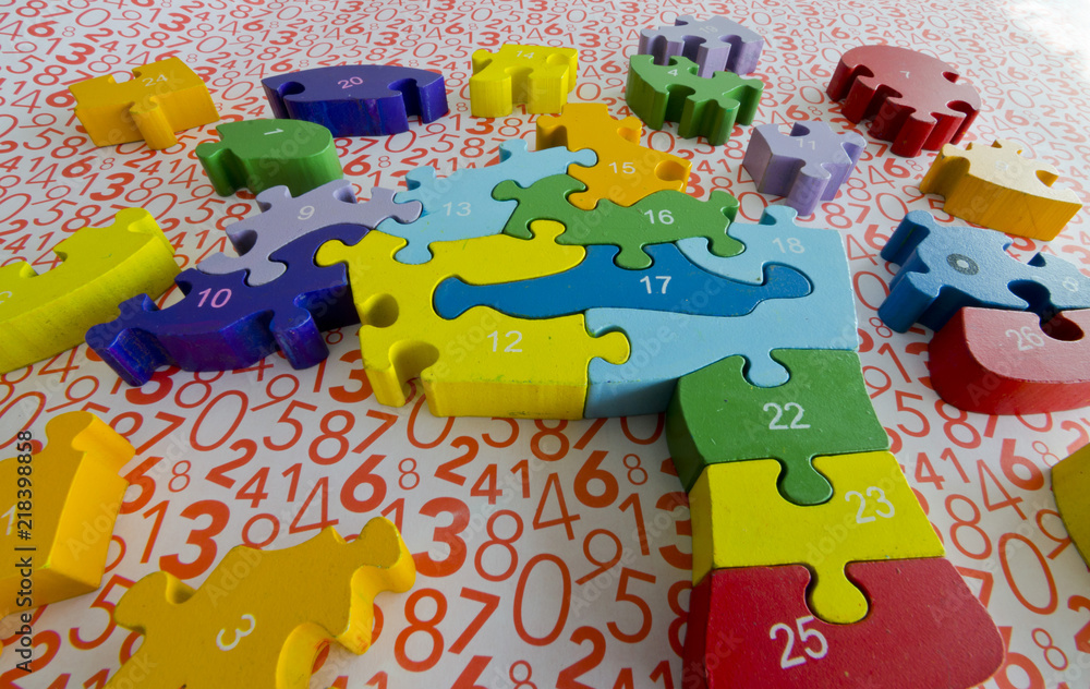 rompecabezas y figuras de colores con números y letras utilizados en terapia ocupacional, para rehabilitación o aprendizaje