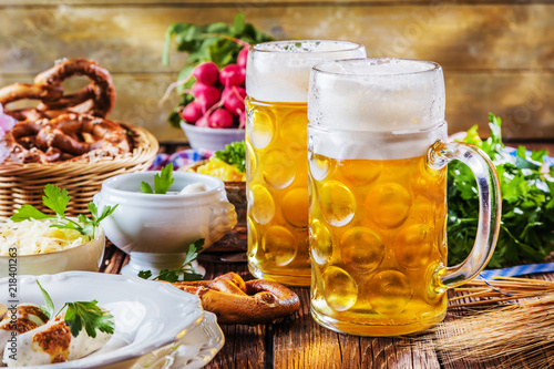 Oktoberfest  bayerische Spezialit  ten und Bier 