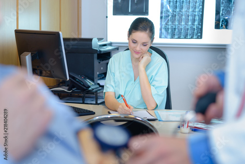 Cuadro en lienzo medical transcriptionist in the clinic