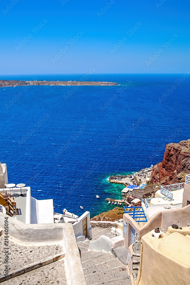 Obraz premium Architecture of the island of Santorini, Thira, Greece. Descent to the sea