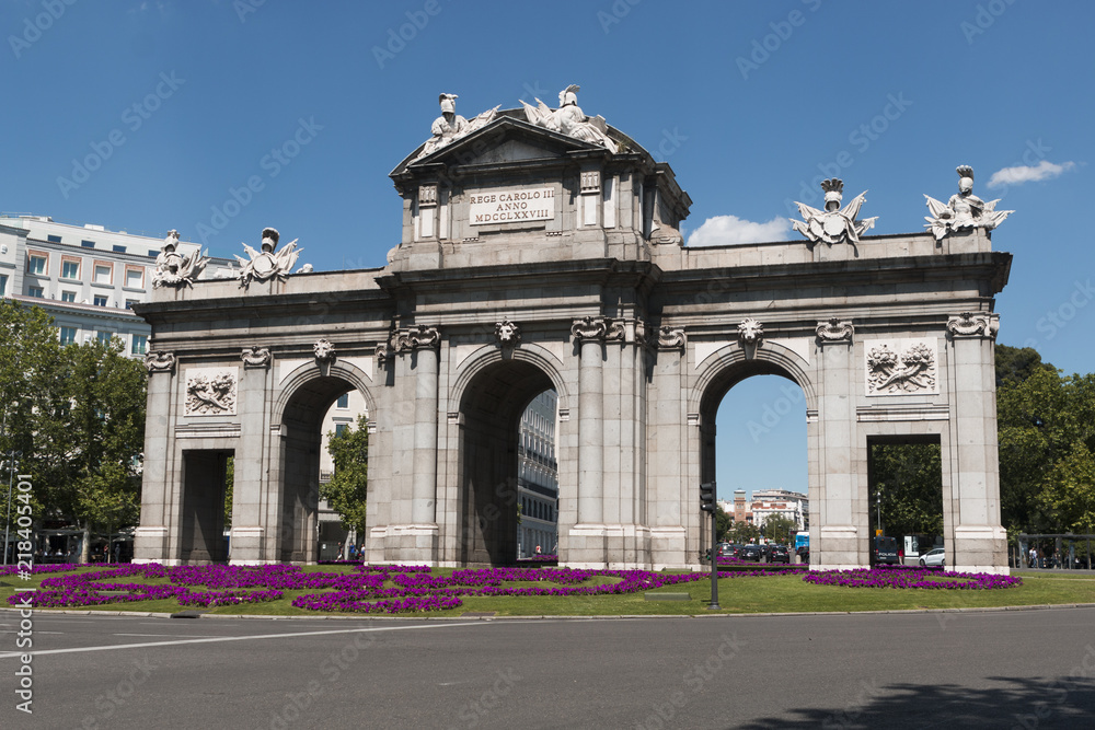 Obraz premium Puerta de Alcala (Alcala Gate) in Madrid, Spain