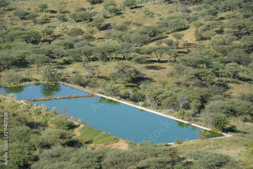 Cuadro en lienzo Reservoir surounded by scattered acacia trees.