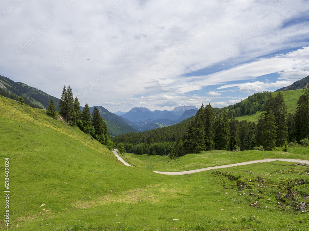 Vue d'Akernalm vers la vallée de thiersee et les sommets alpins environnants