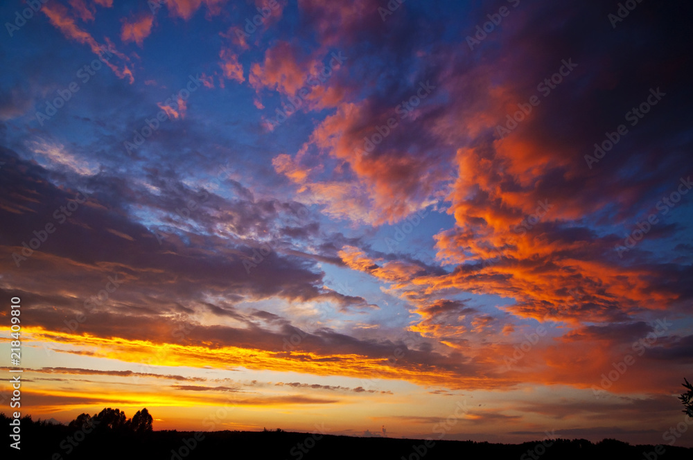 Naklejka premium niebo chmury na tle wieczorem