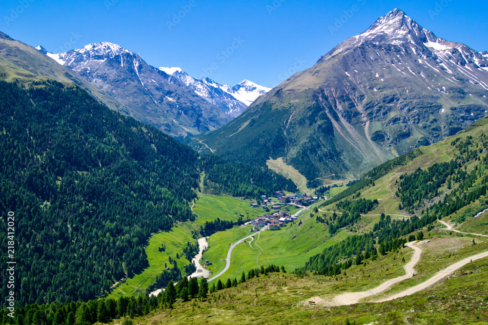 Dolina alpejska w Tyrolu z widokiem na Vent - obrazy, fototapety, plakaty 