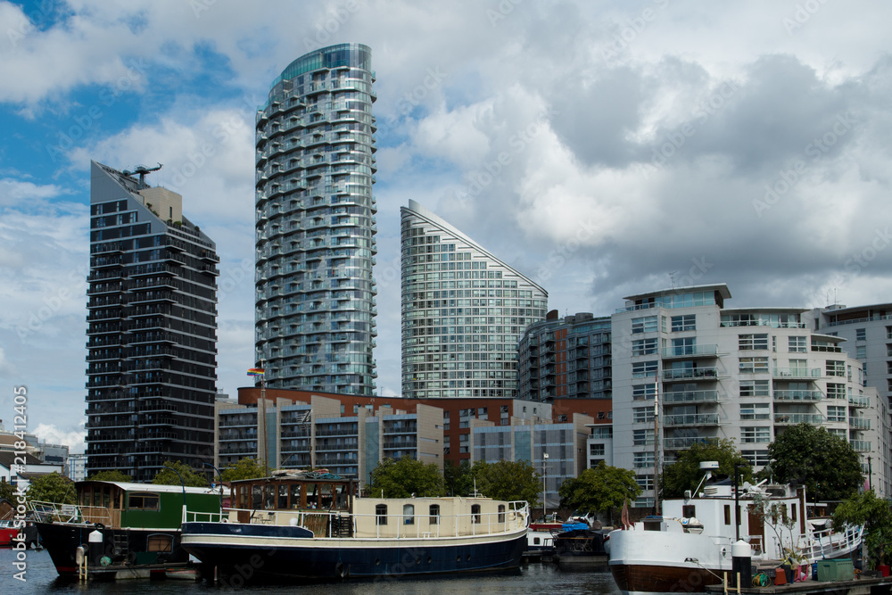 House boats and appartment buildings located at Poplar Dock,  a close neighbour to the financial district of Canary Wharf