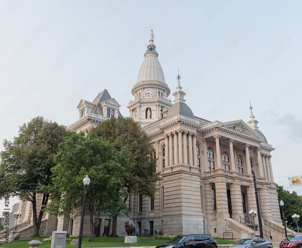 Naklejka premium Sąd hrabstwa Tippecanoe, Lafayette, Indiana, o zachodzie słońca latem