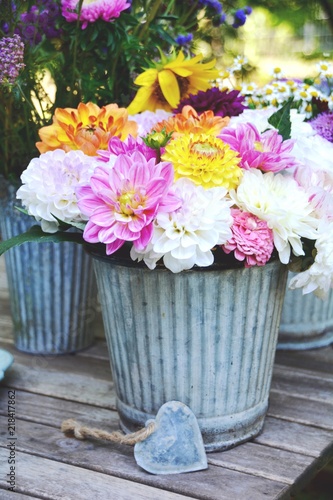 Fototapeta Naklejka Na Ścianę i Meble -  Grußkarte - fröhlich bunter Herbststrauß mit Herz - Dahlien Blumenstrauß - Glückwunschkarte