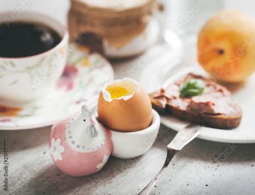 Fotografia Egg soft-boiled with a salt-cellar in the form of chicken