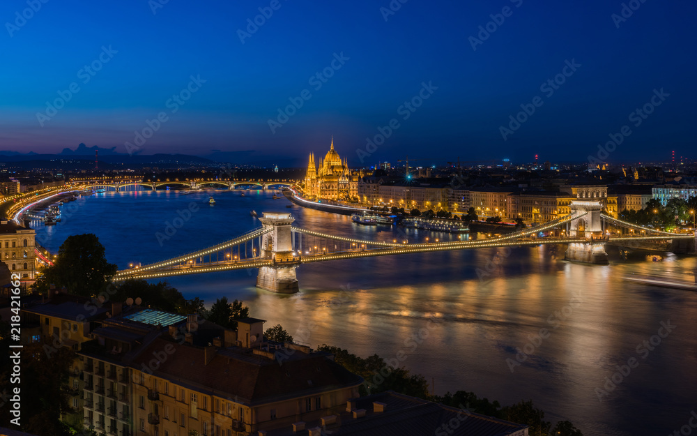 Budapest mit Kettenbrücke und Parlamentsgebäude zur Blauen Stunde