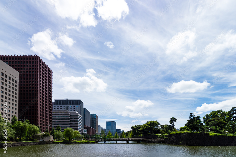 (東京都ｰ都市風景)和田倉濠に掛かる橋と丸の内ビル群４