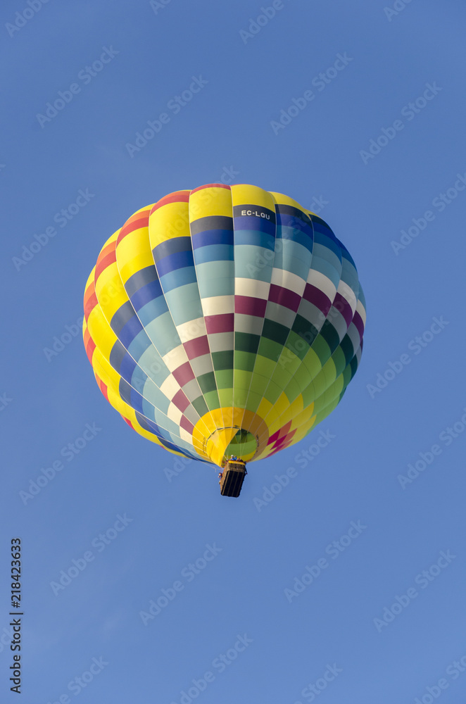 Naklejka premium Multicolored hot air balloon seen from the ground