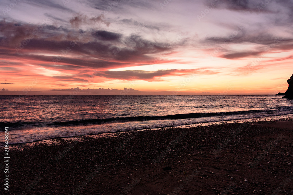 夕暮れの海で