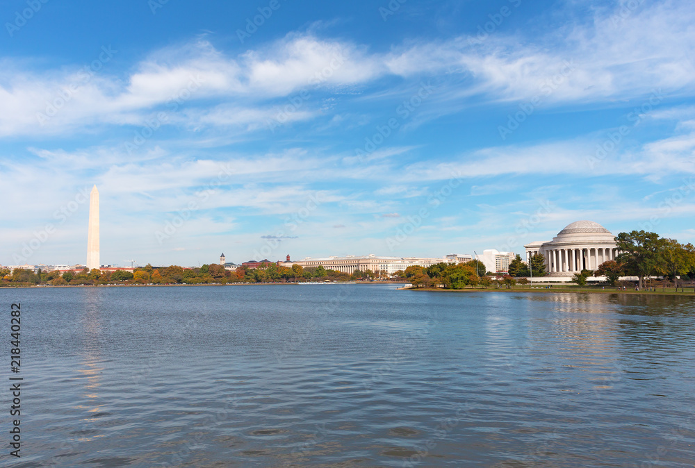 Obraz premium Washington DC panorama around the Tidal Basin in autumn. Memorial monuments in the city landscape of US capital.