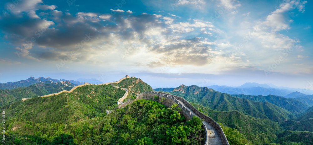 Plakat Piękny Wielki Mur Chiński o zachodzie słońca, widok panoramiczny