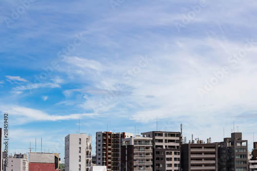 ビルと背景に青い空が広がる東京の風景