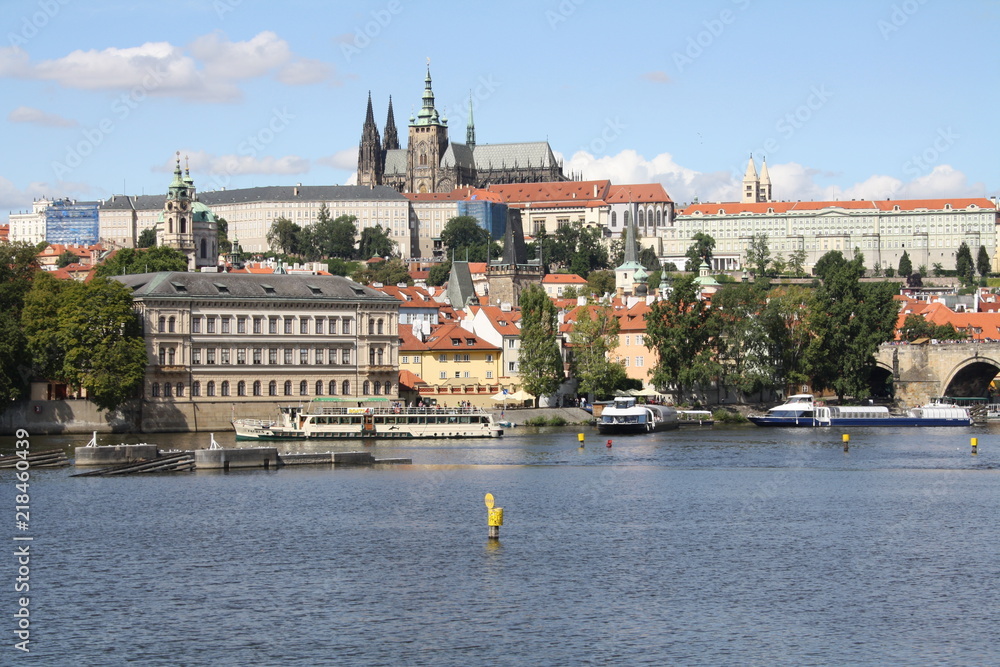 Anblick auf Prag und Moldau und Karlsbrücke