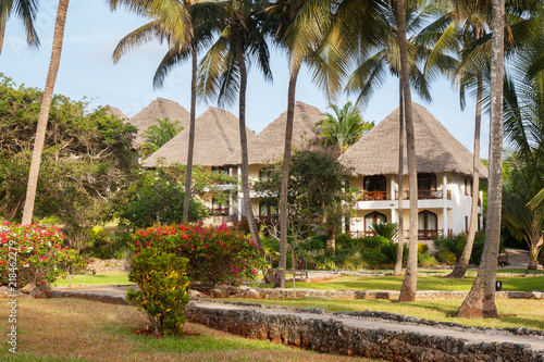 Relaxing huts in an African tropical resort, © Yü Lan