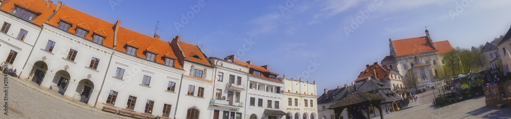 zakręcona panorama rynku Kazimierza Dolnego