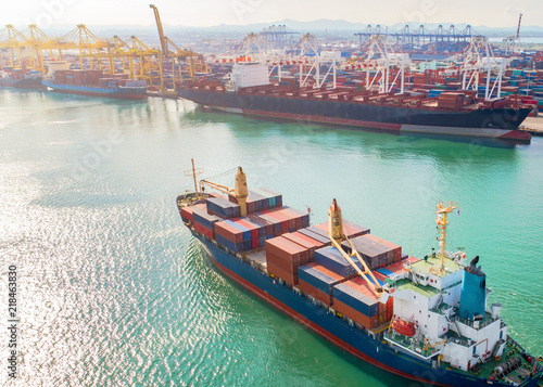 Fotografia the arrival of the containers ship vessel to the main entrance of the port, tran