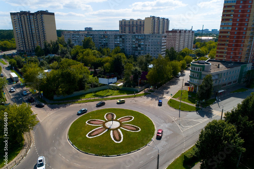 Top view of the road with a circular motion and a flower bed.