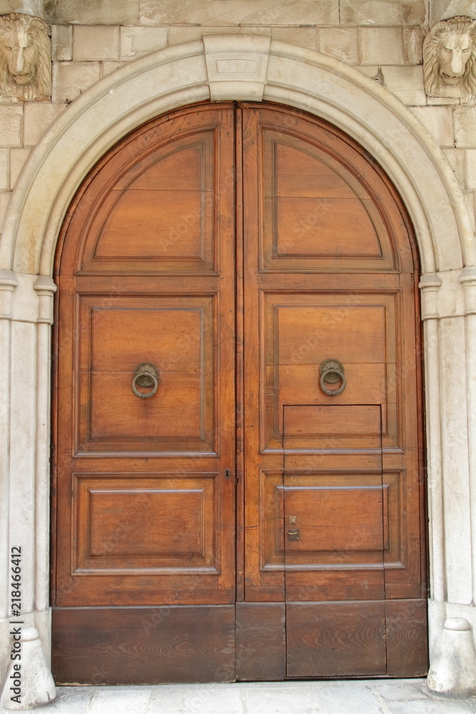 antica porta di ingresso in legno casa Como, Italia