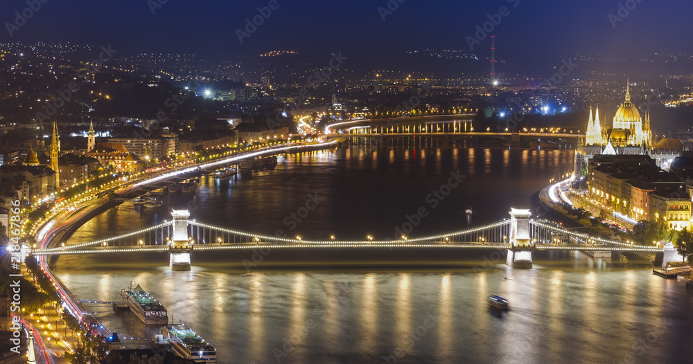 Fototapeta premium Most Łańcuchowy w Budapeszcie na Węgrzech. Nocna panorama miasta
