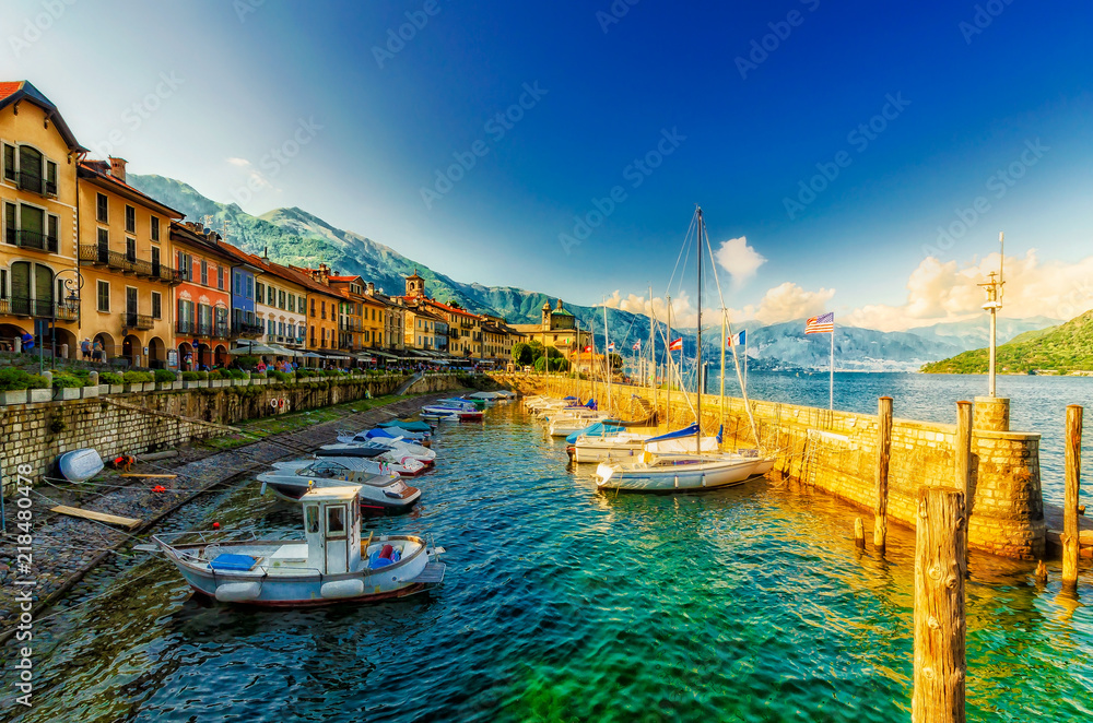 Promenade und Hafen von Cannobio am Lago Maggiore, Piemont, Italien 