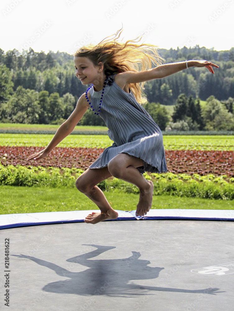 Mädchen springt auf einem Trampolin Stock Photo | Adobe Stock
