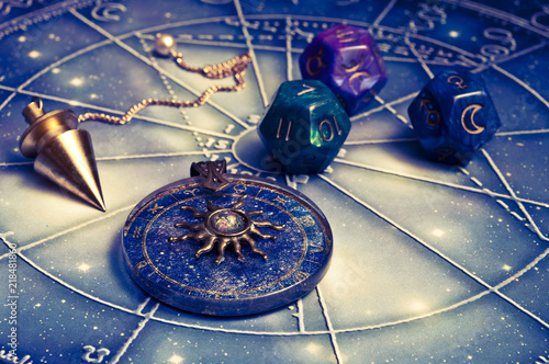 Foto horoscope with zodiac signs, astrology dice, pendulum, sun astrology pendant and