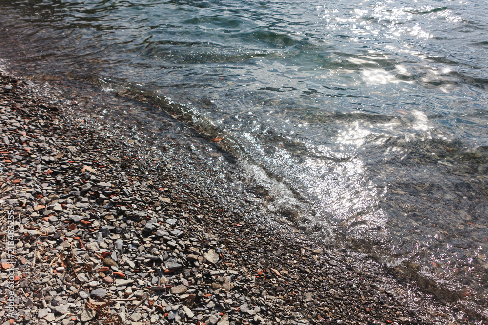 Ufer des Comer Sees mit Steinstrand Ufer des Comer Sees mit Steinstrand